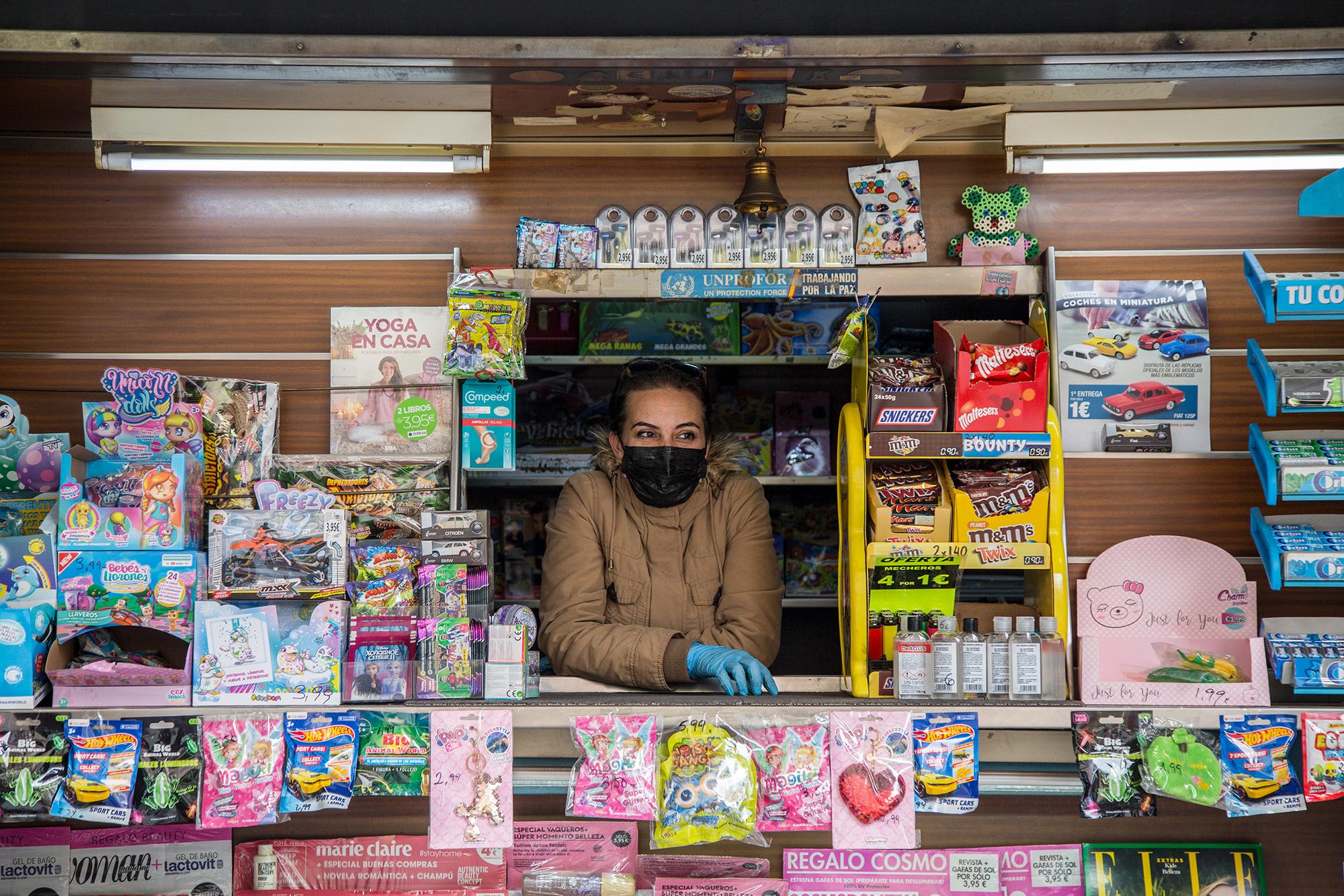 Trabajadora kiosco madrid coronavirus mascarilla